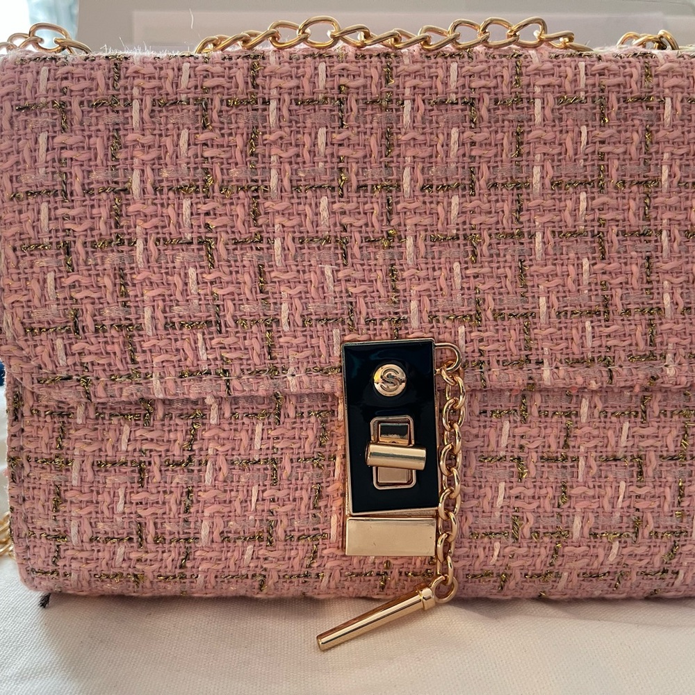 Elegant Pink and Gold Shoulder Bag with Textured Weave